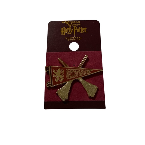 The Wizarding World of Harry Potter Gryffindor Flag Pin New - Picture 1 of 10